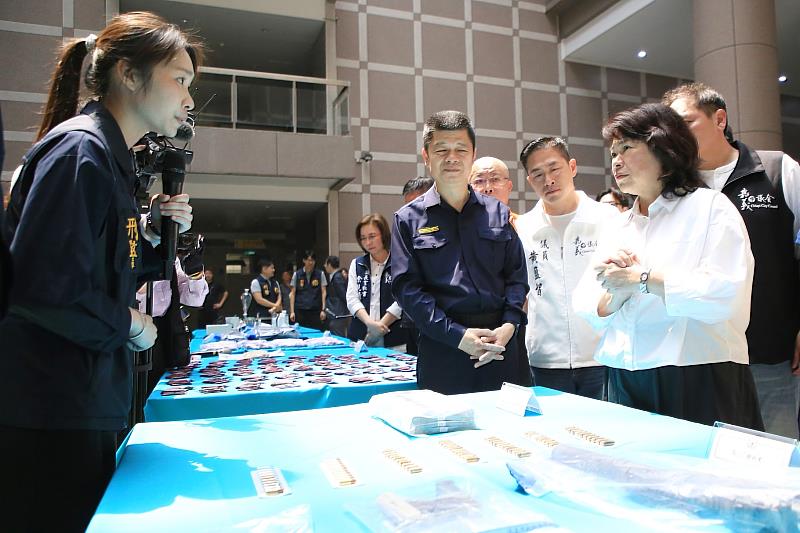 黃敏惠市長巡視扣案贓證物