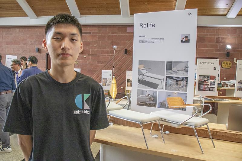 謝典宸同學為長期住院病患的照護者設計「RELIFE—醫療陪病躺椅」。