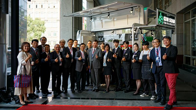 貴賓與餐飲系師生於移動式電動餐車前合影