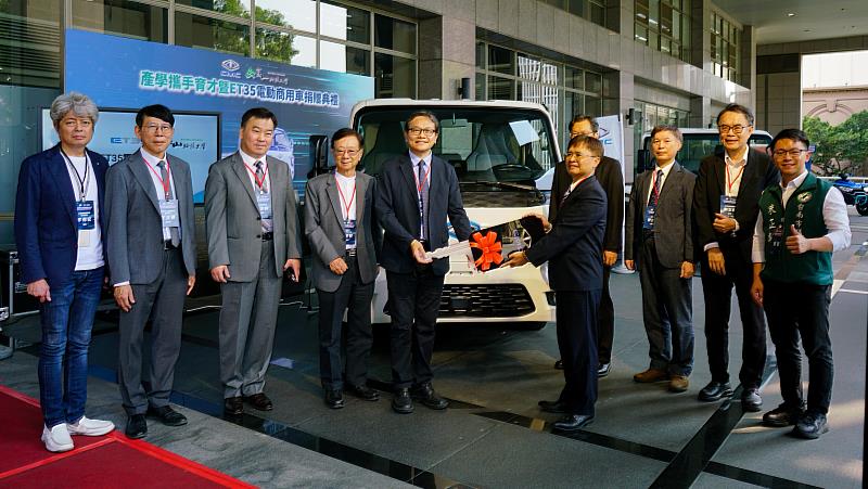 中華汽車協理劉坤一(右5)代表捐贈全台首部量產 3.5 噸電動商用車予崑山科大鐘俊顏副校長(左5)