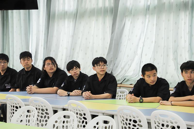 竹崎高中機器人代表隊FRC7551闖進世界賽，翁章梁關心學子備戰情形-4