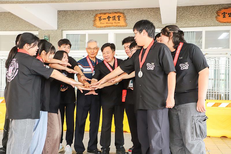 竹崎高中機器人代表隊FRC7551闖進世界賽，翁章梁關心學子備戰情形-2