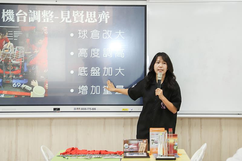 竹崎高中機器人代表隊FRC7551闖進世界賽，翁章梁關心學子備戰情形-3