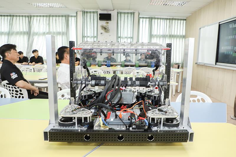 竹崎高中機器人代表隊FRC7551闖進世界賽，翁章梁關心學子備戰情形-5