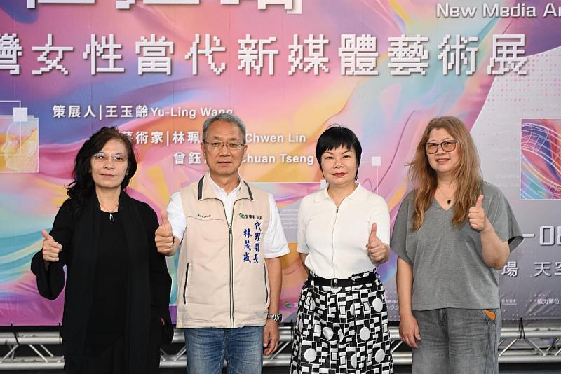 代理縣長林茂盛(左2)、策展人王玉齡(右2)及藝術家林珮淳(左1)、曾鈺涓(右1)合影