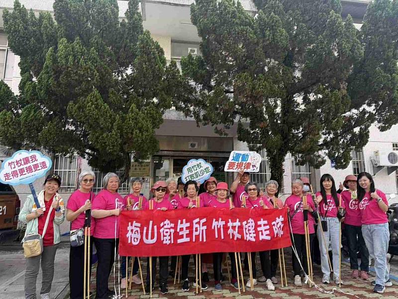梅山衛生所率長輩竹杖健走跟著帝爺公遶境展肌力