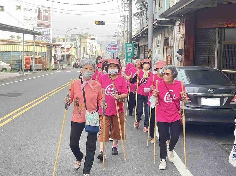 梅山衛生所率長輩竹杖健走跟著帝爺公遶境展肌力