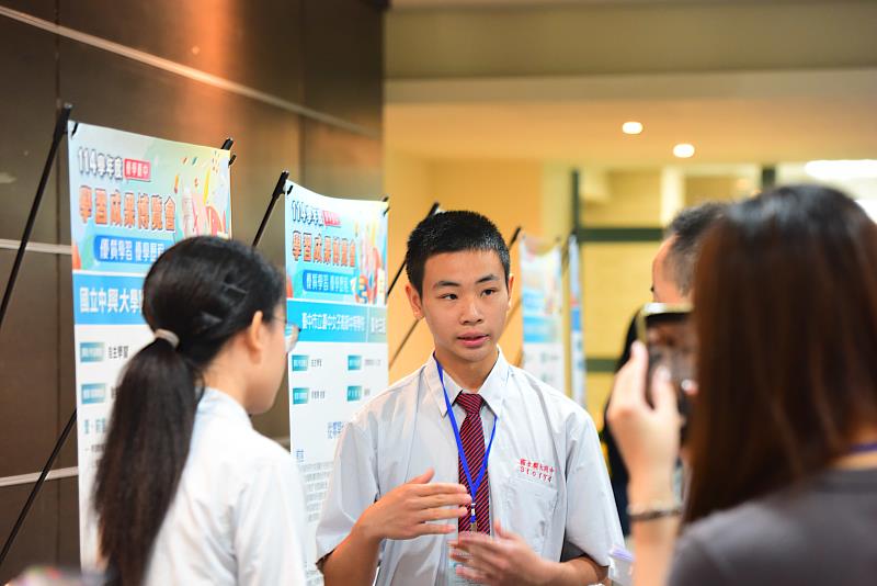 興大附中學生進行靜態說明。