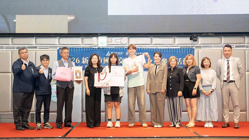 感謝接待家庭頒發感謝狀、致贈紀念品。