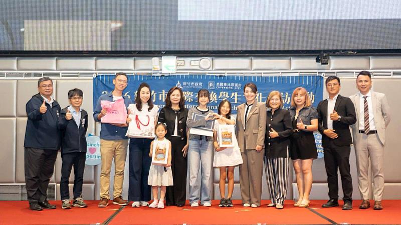 感謝接待家庭頒發感謝狀、致贈紀念品。