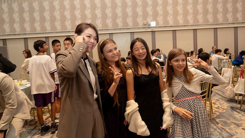 市長高虹安與接待家庭及交換生互動。