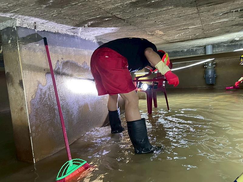 人員深入狹小空間進行蓄水池清潔作業。