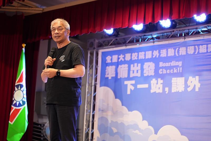 世新大學校長陳清河於開幕式致詞,勉勵輔導同仁傳承經驗、傳遞課外溫度。(世新大學提供)