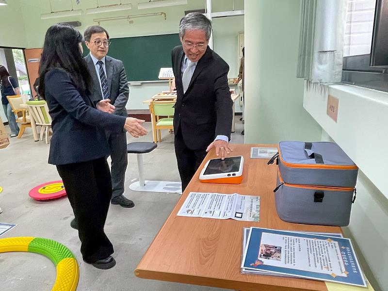 參訪團參觀樂齡系的場域設備，其中，由法蘭德醫療總經理、傑出校友林光宗捐贈的「CoDoctor Pro智合醫多功能檢測儀」，目前永和耕莘醫院也有使用該設備。