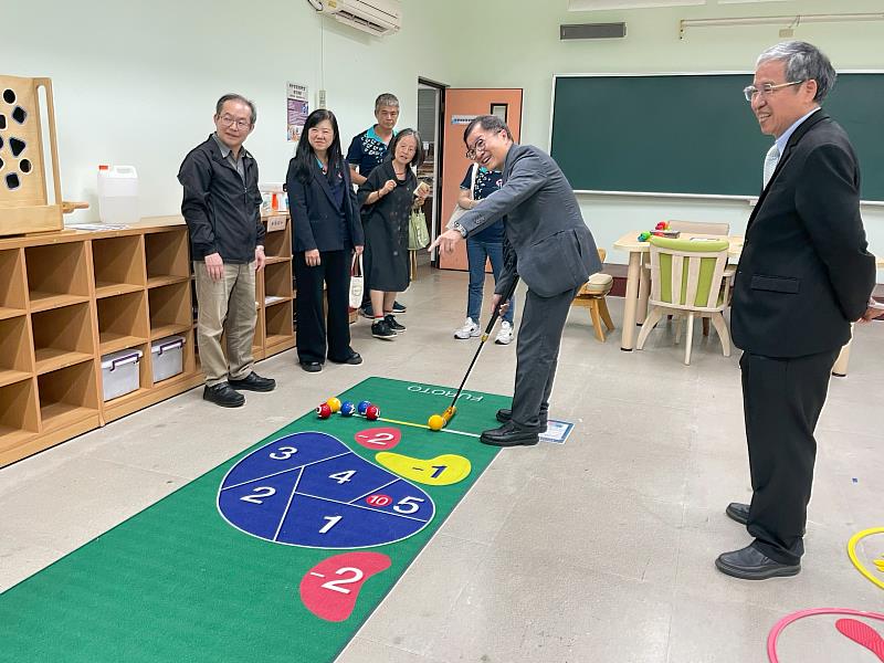 趙嘉倫院長親自體驗「智慧樂齡健康教室」的高爾槌球設施。