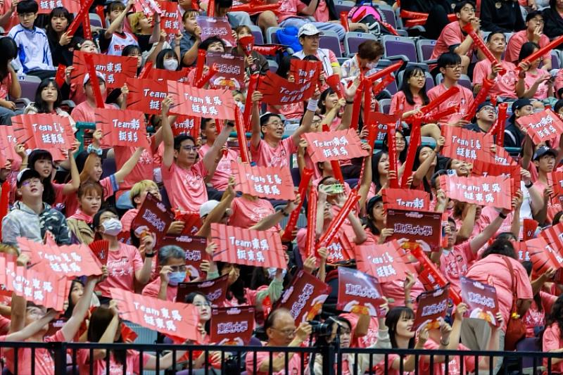圖五、近千人的加油團，身穿「team東吳」T恤為球員打氣。