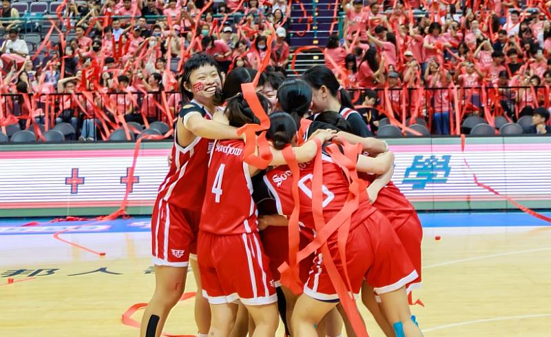 圖二、拿下冠軍的第一刻東吳女籃的球員們在場上開心擁抱。