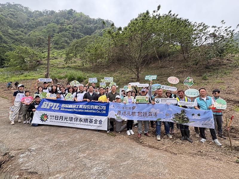「森企盎然--大雪山植樹造林行動」大合照。