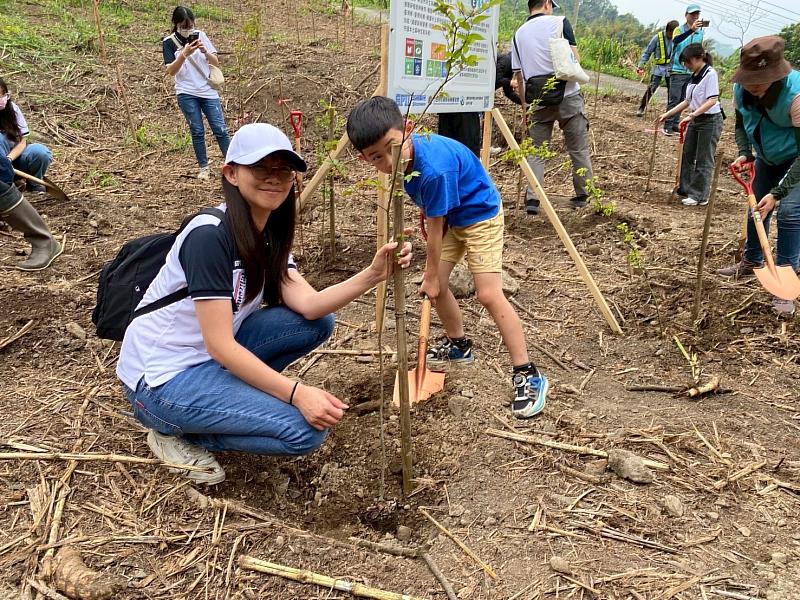 企業員工偕同家人參與植樹活動。