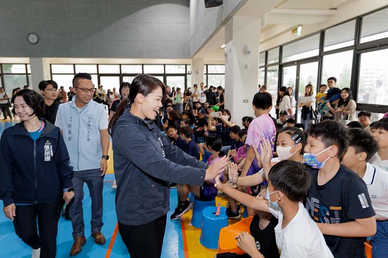 市長高虹安與學生互動熱烈。