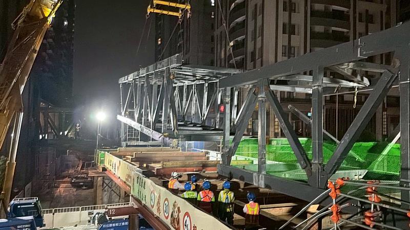 慈雲空橋鋼構吊裝過程。