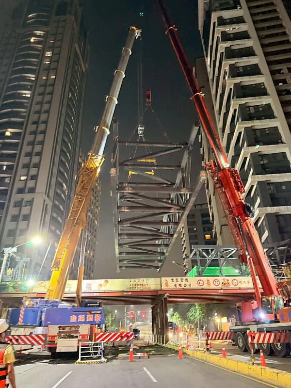 慈雲空橋鋼構吊裝過程。