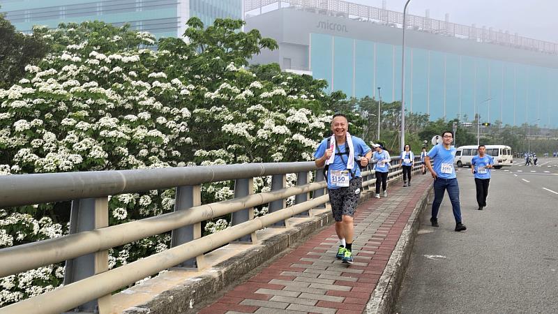 「行行尞尞走相逐」跑者感受客庄桐花美景。