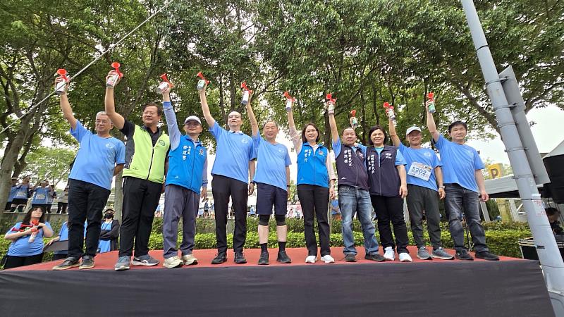 「行行尞尞走相逐」客發中心謝勝信主任及貴賓們一同為路跑活動鳴槍起跑。