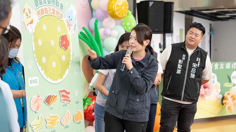 市長高虹安與眾人製作生菜沙拉食材拼圖。 