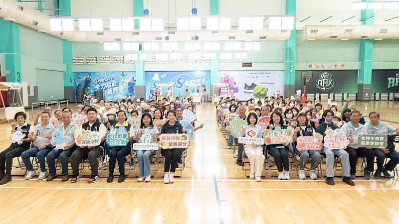 與會長官、貴賓及長輩們合影。