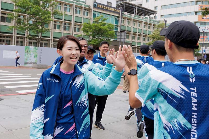 市長高虹安與選手們擊掌，給予鼓勵。