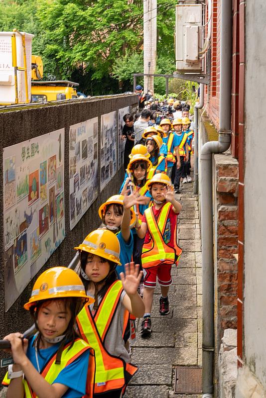 活動邀請石碇國小小朋友一同扛電纜，體驗職人工作辛勤與趣味。