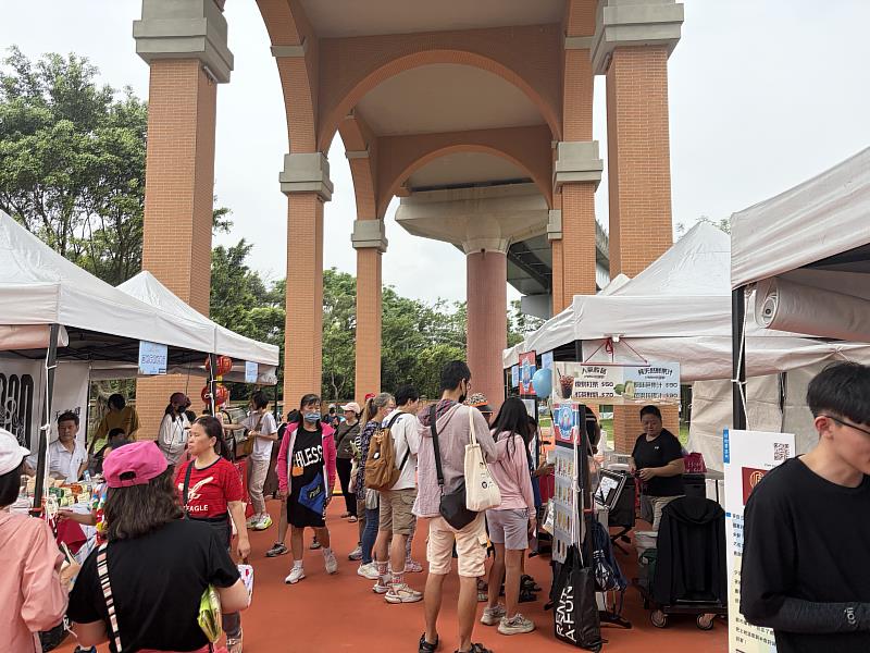 飛鳶野餐音樂會千人聚集嗨翻北大。