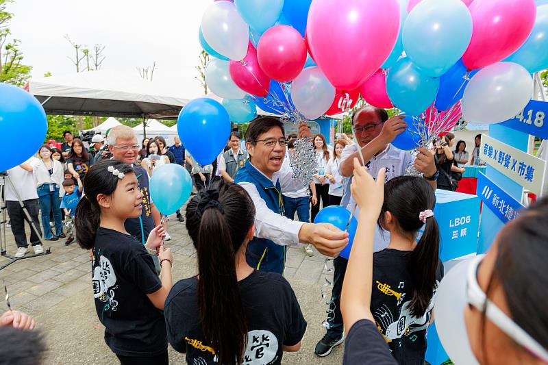 柯副秘發送氣球給小朋友。