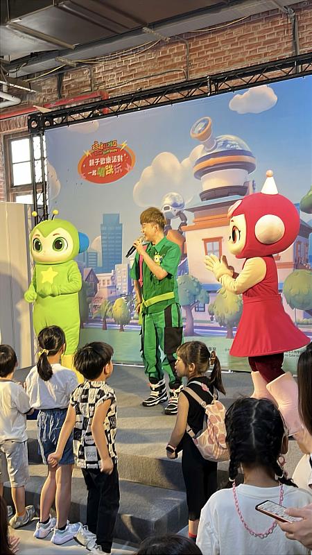 「紅豆妮、綠豆兵」與小岳哥哥一起活動。