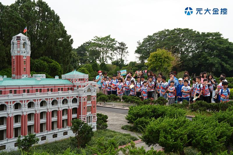 元大志工全程陪伴學童，傳遞專屬的關愛與溫暖。