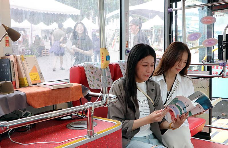 新北閱讀節特別打造了「旅讀巴士」，結合名人說書的深度閱讀與旅遊走讀，於旅行中閱讀交流。