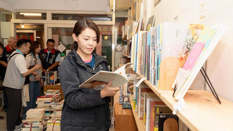 市長高虹安實地走訪商場店家。