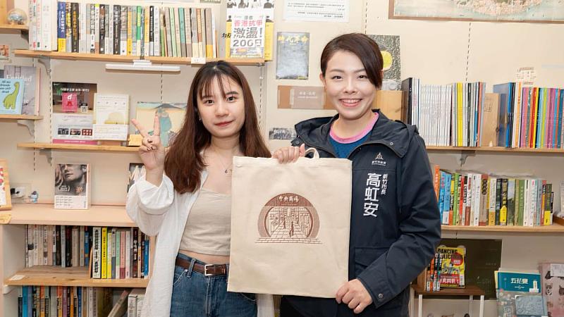 市長高虹安實地走訪商場店家給予關心。