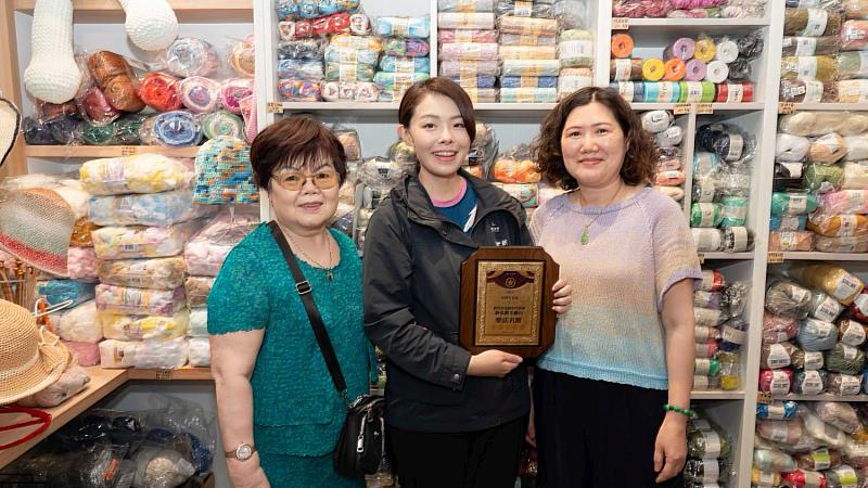 市長高虹安實地走訪商場店家給予關心。