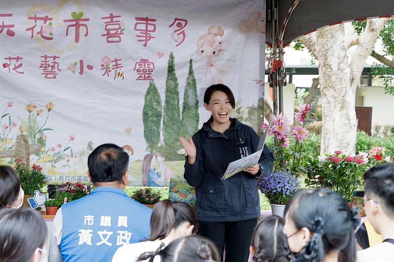 市長高虹安說故事給現場的大朋友、小朋友聽。