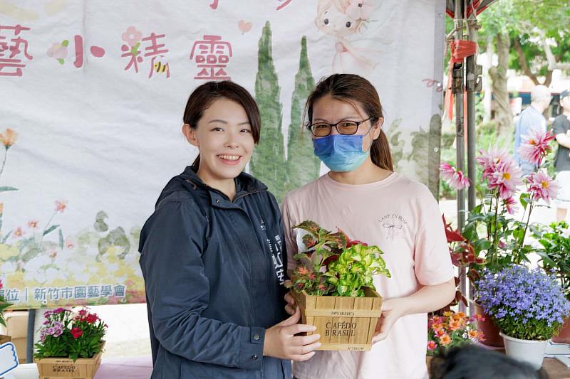 市長高虹安與獲獎者合影。