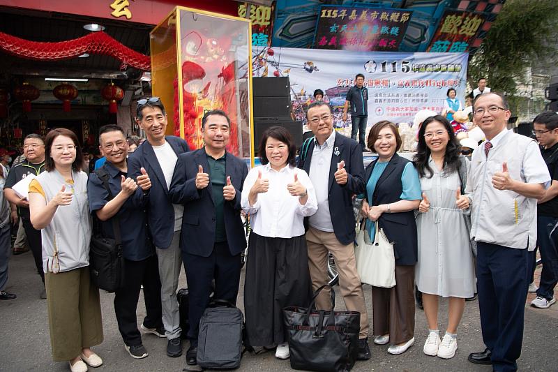 遠自日本熊本而來的教育團隊與黃敏惠市長合影。