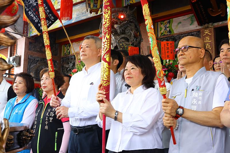 黃敏惠市長偕林瑞彥、陳永豐兩位副市長共同參香祈福。