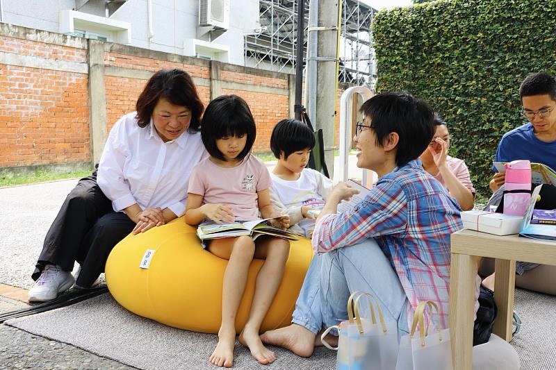 黃敏惠市長陪伴孩子一同閱讀。