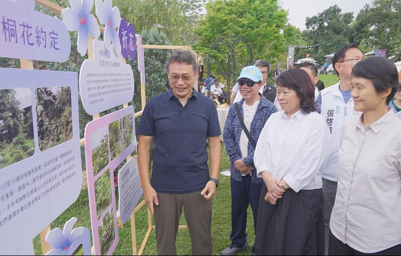 黃敏惠市長與幸福山丘經理陸海鎮、客委會主委古秀妃共同回顧去年風災狀況。