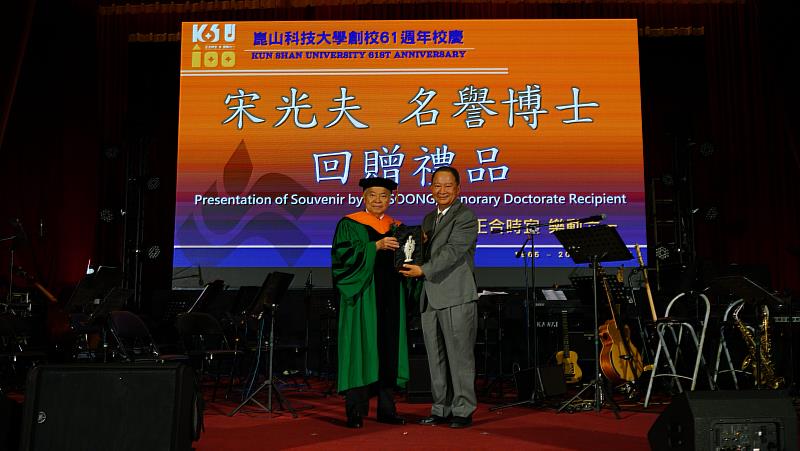 宋光夫董事長（左）回贈禮品予曾韋龍董事長（右）。