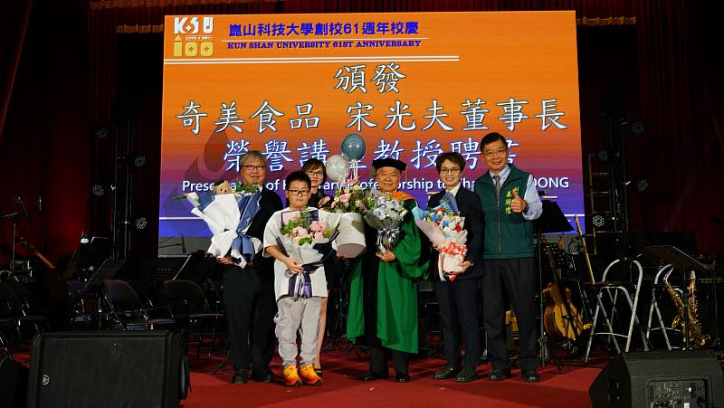 宋光夫董事長親友團皆蒞臨現場見證名譽博士頒贈，台南市副市長趙卿惠（右2）、台南市副市長姜淋煌（右1）也親臨現場恭賀。
