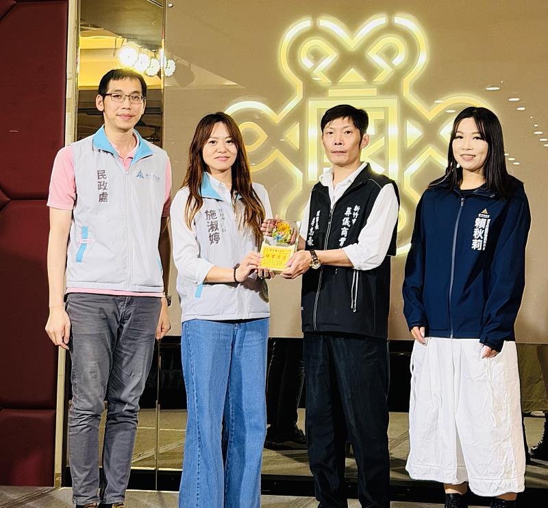 頒贈新任理事長禮品