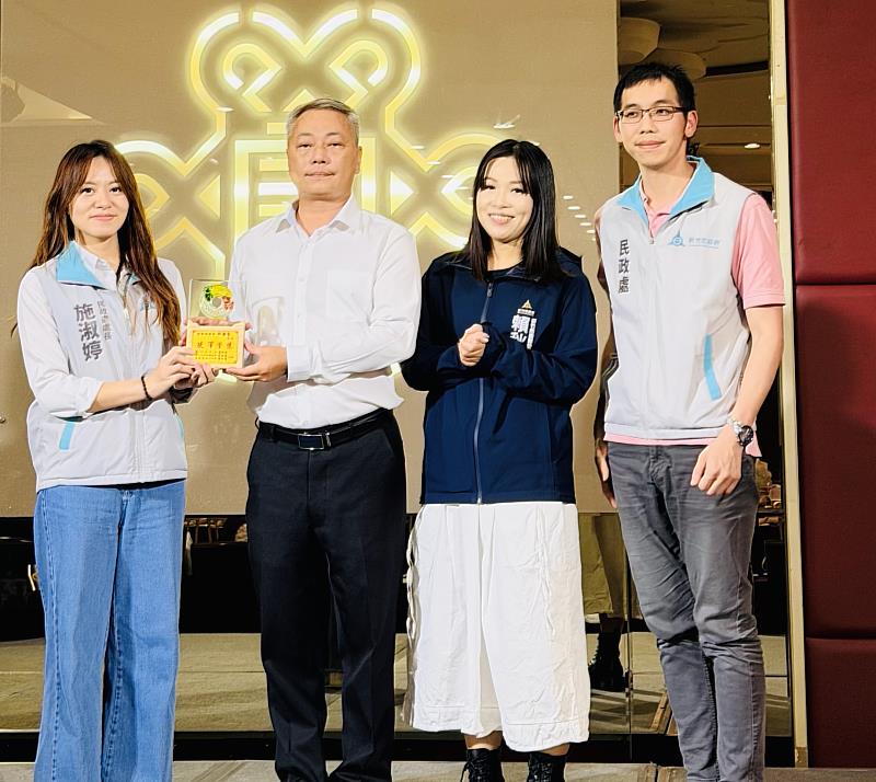 頒贈榮譽理事長禮品